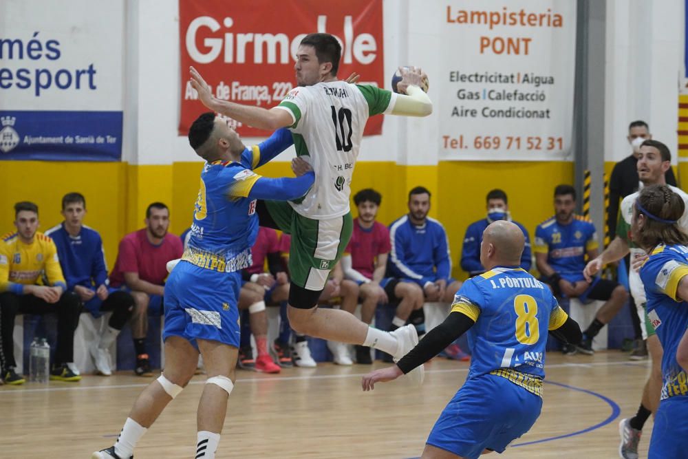 Empat en el derbi gironí d''handbol.