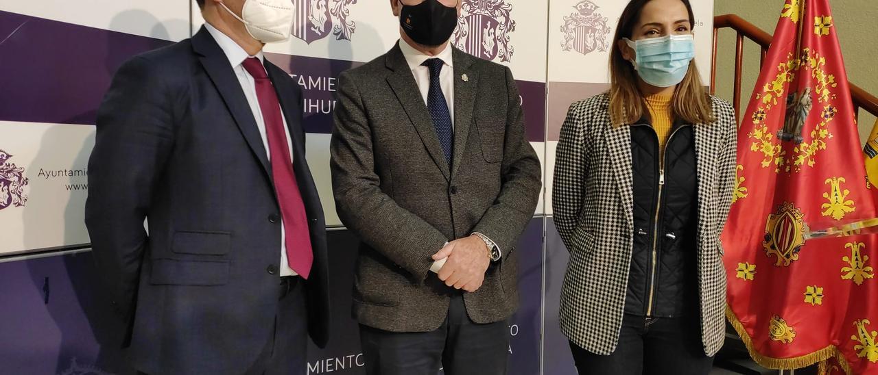 Juancho Redondo, CEO de EsPúblico; Emilio Bascuñana, alcalde de Orihuela, y Sabina-Goretti Galindo, concejala de Modernización