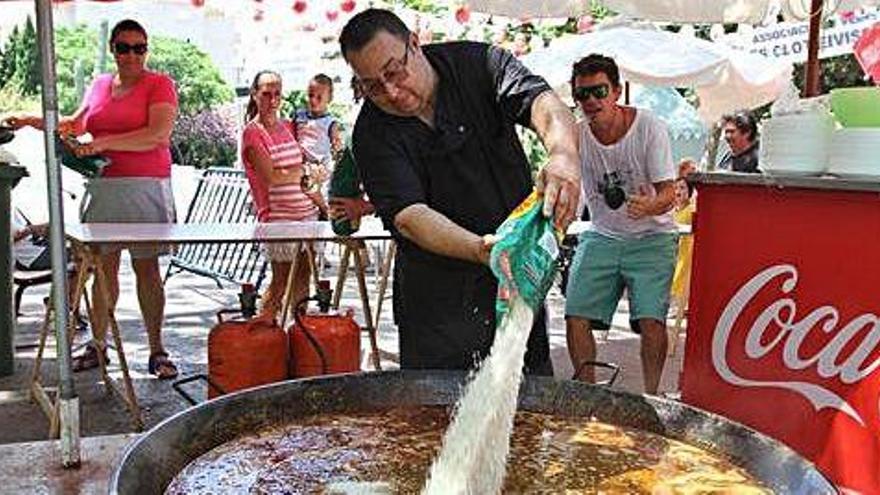 Elaboración de la paella de las fiestas de Es Clot de 2015.