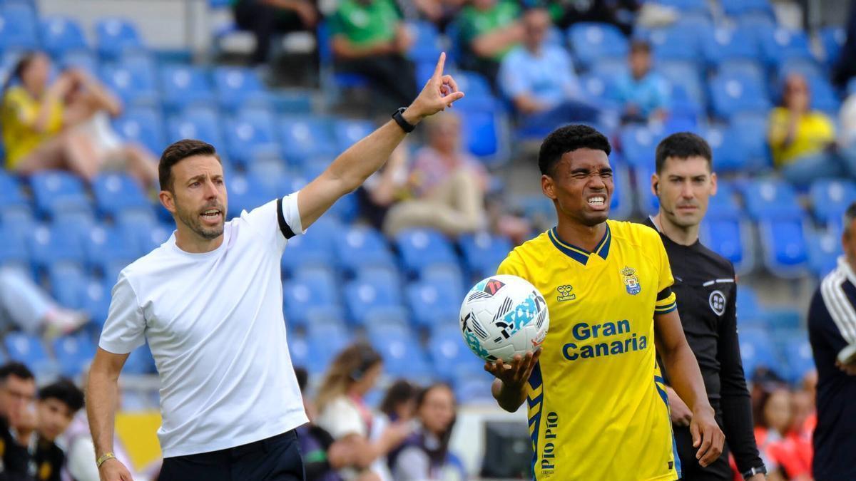 Luis García y el jugador mallorquín Marvin Park, en un partido de Las Palmas