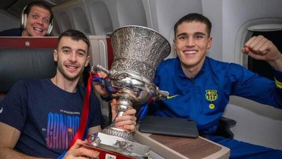 Joan Garcia y Pau Cubarsí con la Supercopa ganada al Real Madrid