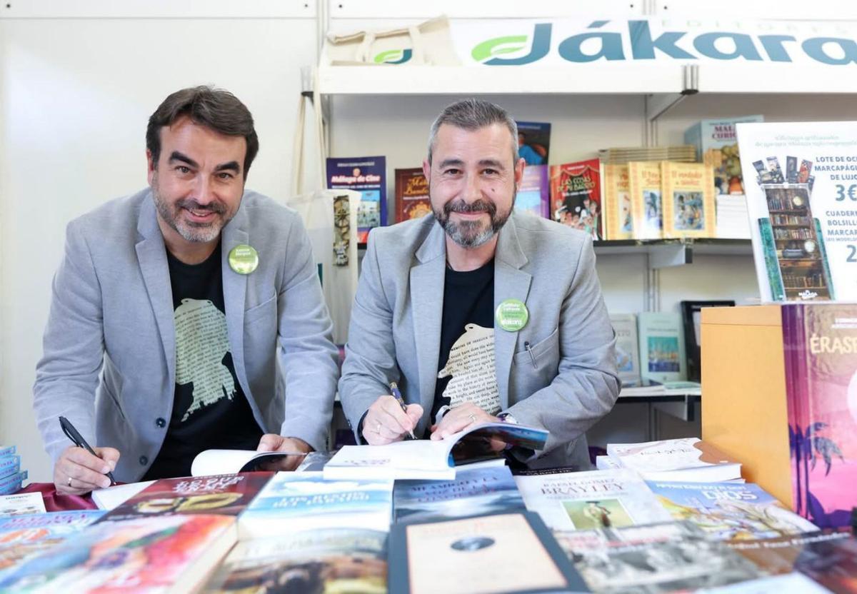 Antonio Márquez y Salvador Valverde, con su obra en la sede de La Opinión de Málaga. | DANIEL PÉREZ