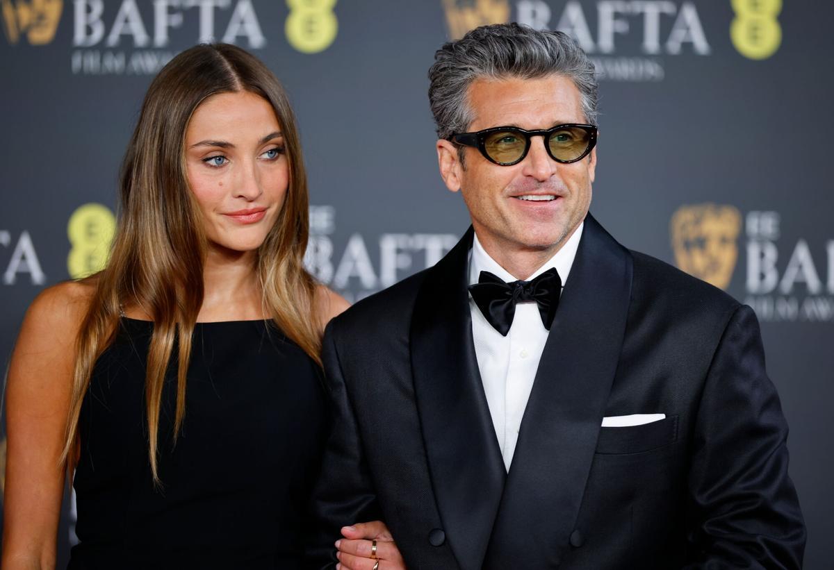 El actor estadounidense Patrick Dempsey y su hija Talula Fyfe Dempsey, en la alfombra roja de los Premios BAFTA en el Royal Festival Hall de Londres.