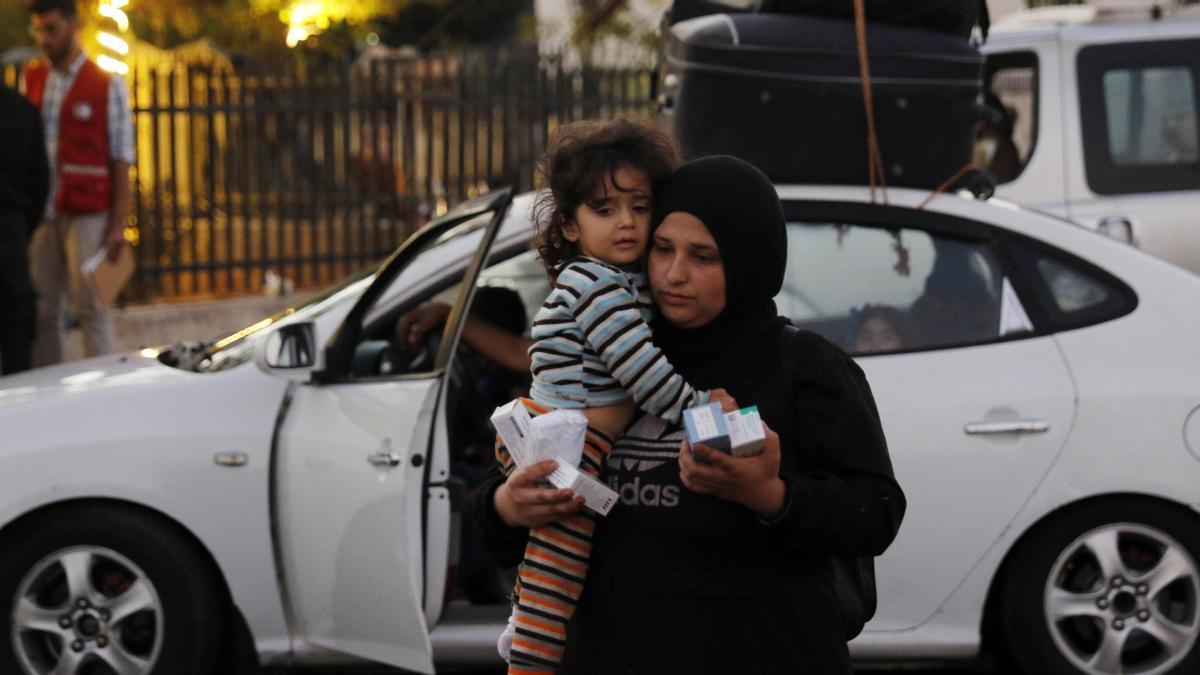 Personas que huyeron del sur del Líbano entran en Siria tras los ataques militares israelíes de los últimos días.