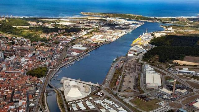Vista aérea del puerto de Avilés y el Parque Tecnológico Isla de la Innovación, en primer término a la derecha. | A. P.