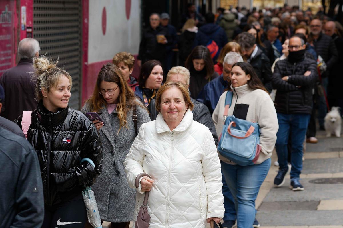 Búscate en la galería de fotos del reparto del ''libret' de Magdalena en Castelló