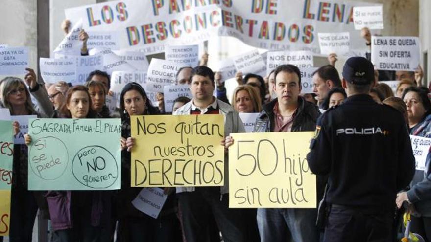 Los padres del Sagrada Familia-El Pilar, protestando ante Educación por los recortes de unidades concertadas.