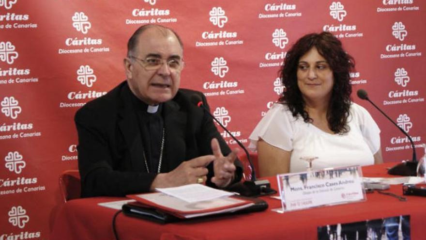 El Obispo Cases y Caya Suárez durante la presentación de la memoria.