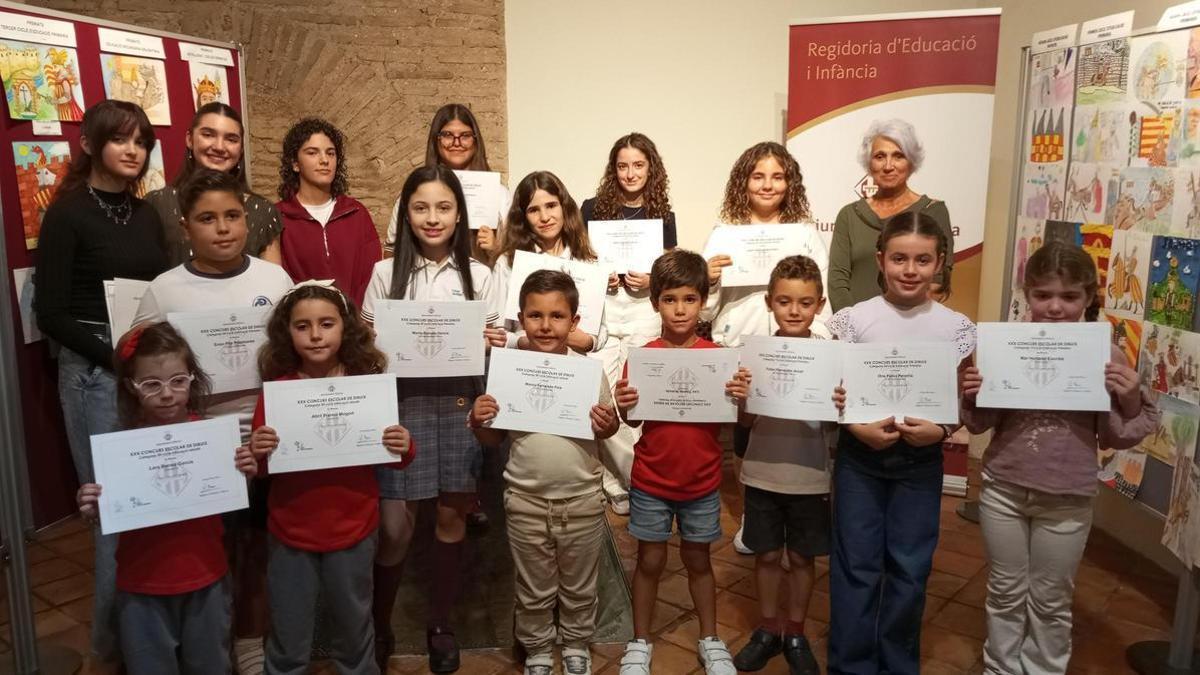 Guanyadors del concurs de dibuix amb la regidora d'Educació.
