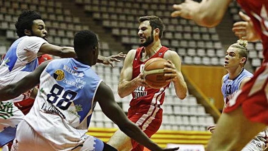 El base del Bàsquet Girona Nil Angelats, en el darrer partit a Fontajau contra el Zamora.