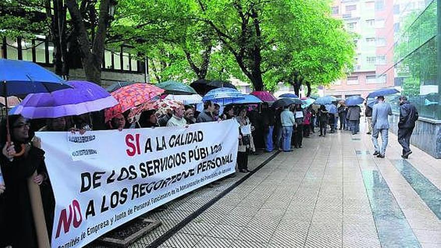 Protesta de funcionarios por el recorte de personal, ayer, ante las dependencias de Función Pública, en Oviedo.