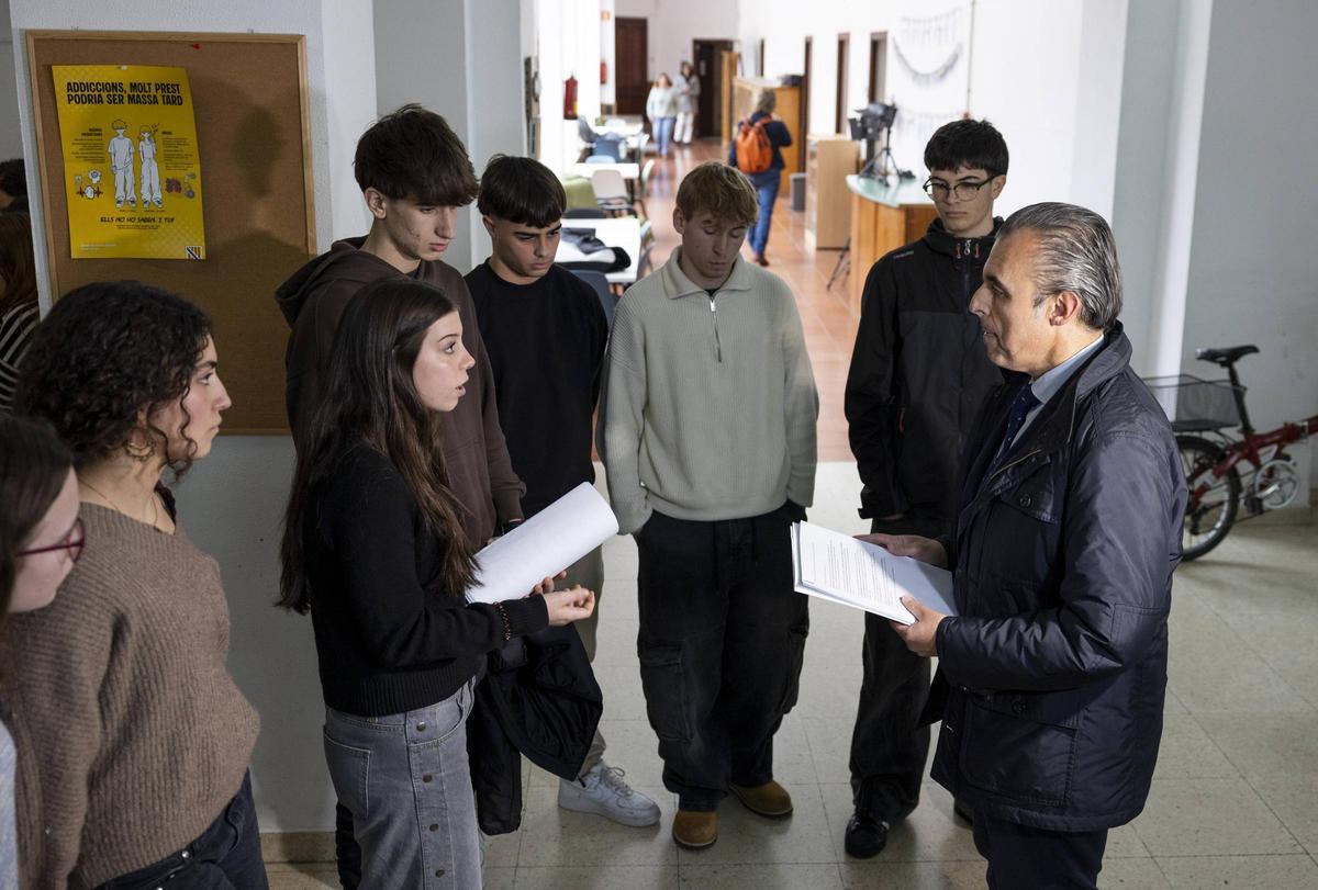 Momento en el que delegados y miembros del Consell Escolar comunican a Vera su intención de hacer huelga en el IES Joan Alcover.