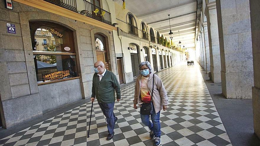 Carrers i terrasses buides al centre de Girona després del tancament de bars i restaurants.