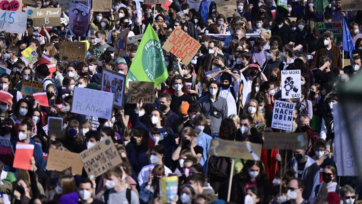 Jóvenes se manifiestan por la justicia climática y social, durante una marcha organizada por el movimiento activista climático Fridays for Future, en Berlín.