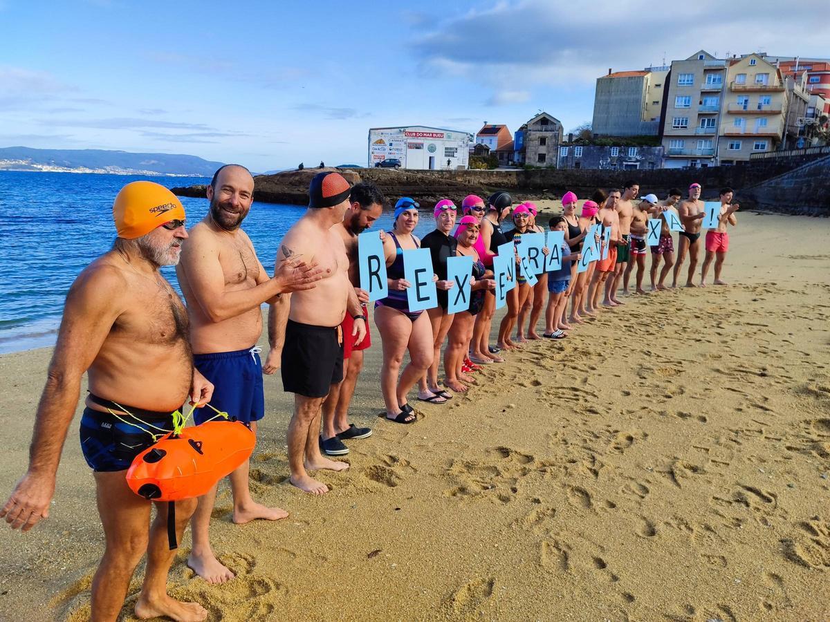 Un chapuzón reivindicativo en Pescadoira (Bueu) por el Día de Reyes Un chapuzón reivindicativo en Pescadoira (Bueu) por el Día de Reyes