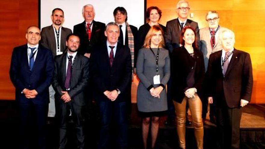 Foto de família dels alcaldes participants a la cimera, amb Madrenas i Felip a primera fila.