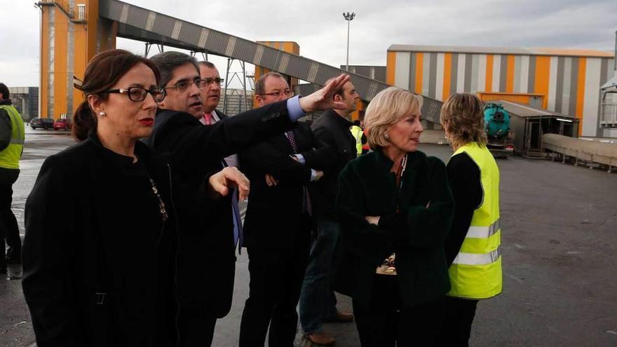 Belén Fernández, primera por la izquierda, en una pasada visita a Avilés para evaluar las medidas anticontaminación del Puerto.