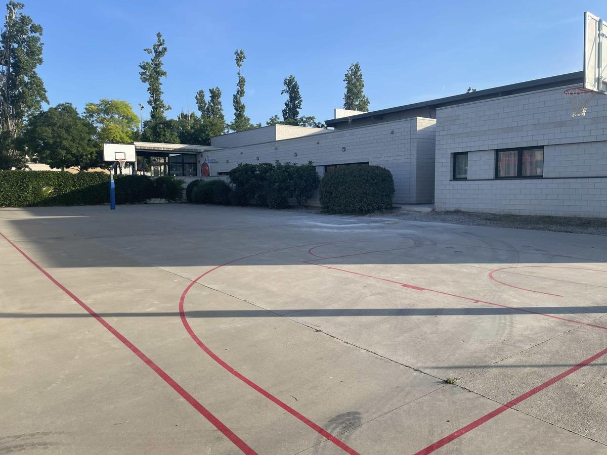 Una imatgede la pista exterior del pavelló de la Farga de Banyoles.