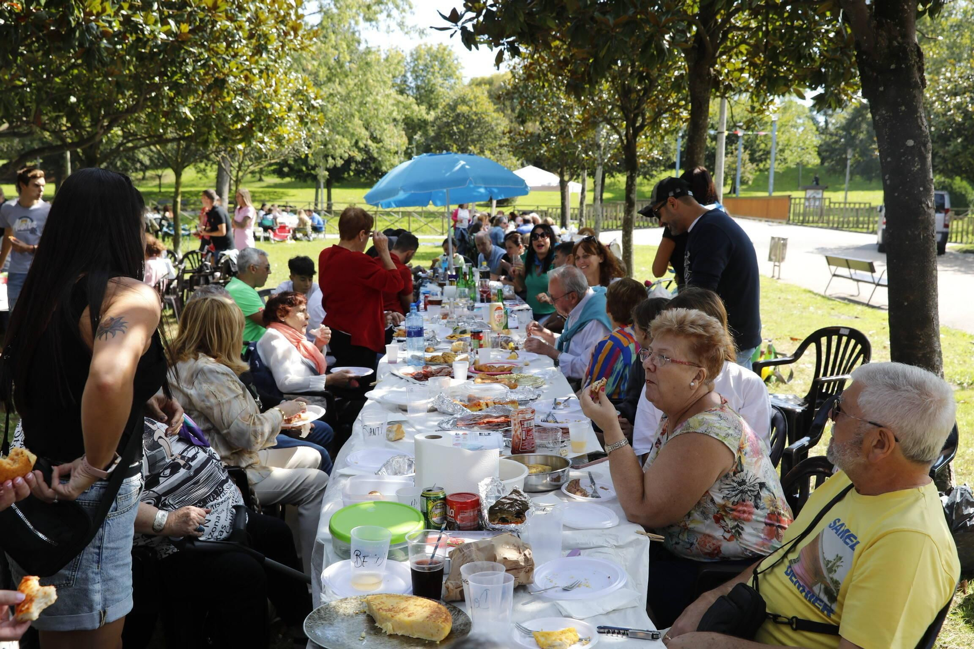 Moreda se zampa sus fiestas con una multitudinaria comida en el parque (en imágenes)