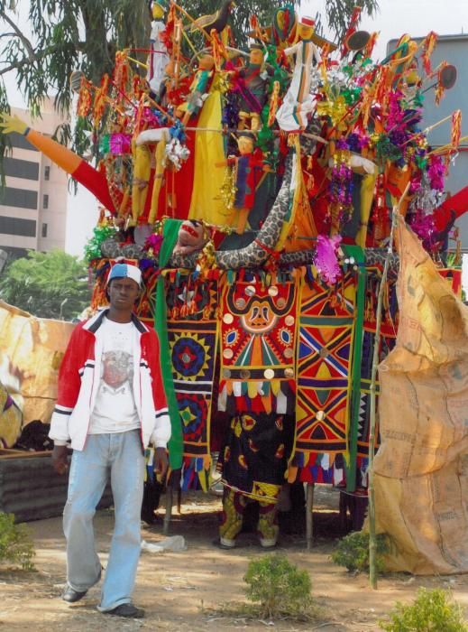 Nigeria - El desfile de la máscara ijele.