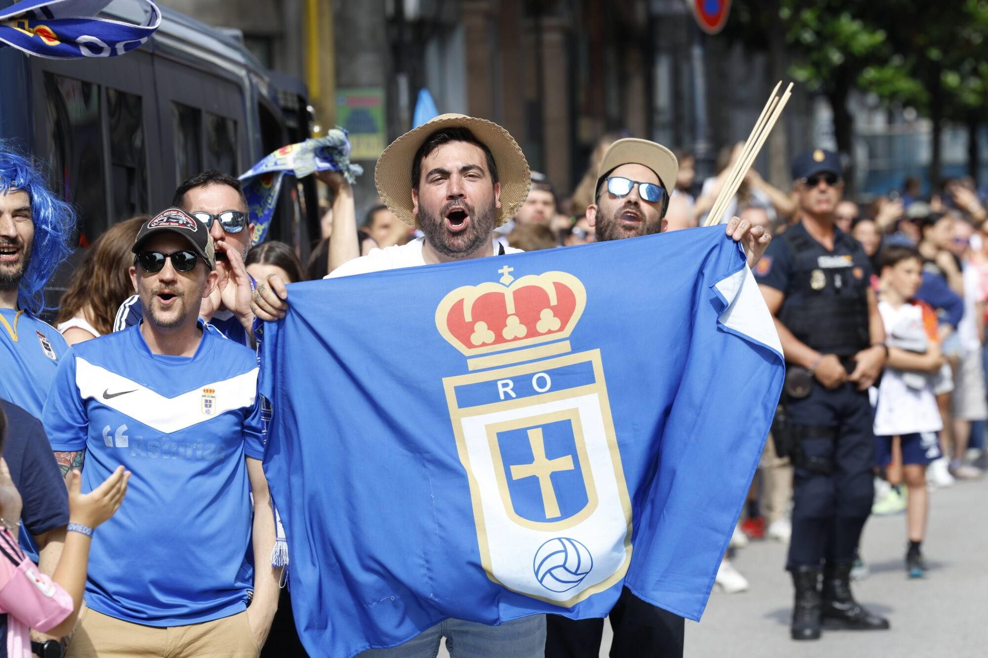 Locura azul en las calles de Oviedo para celebrar el ascenso del equipo a Primera División