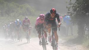 El ciclista colombiano Egan Bernal (INEOS Grenadiers), vestido con la maglia rosa, durante la etapa 11 del Giro de Italia 2021, con protagonismo para el sterrato y con Bernal reforzando su condición de líder en la general provisional