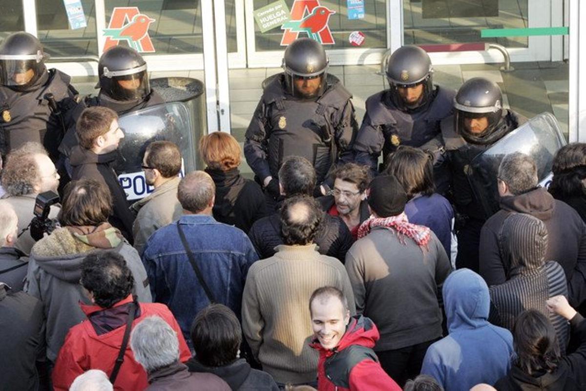 Un piquet davant les portes d’un comerç al Ferrol.
