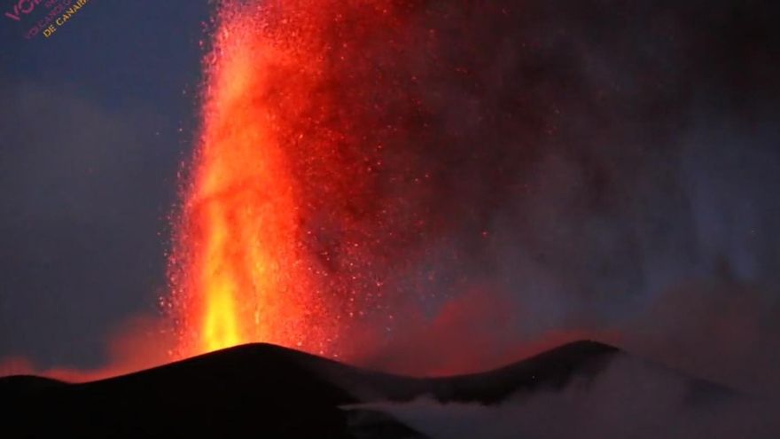 La lava del volcán de La Palma cerca el punto de observación científica