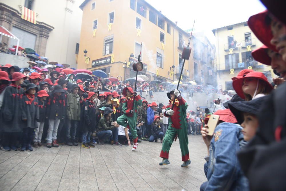 La Patum infantil omple la plaça de Sant Pere