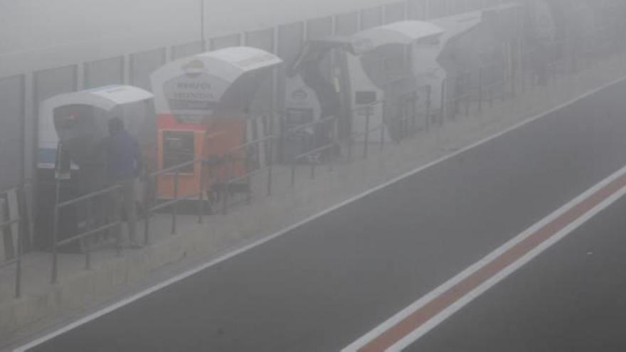 La niebla &quot;apaga&quot; el Circuit y obliga a desviar tres vuelos