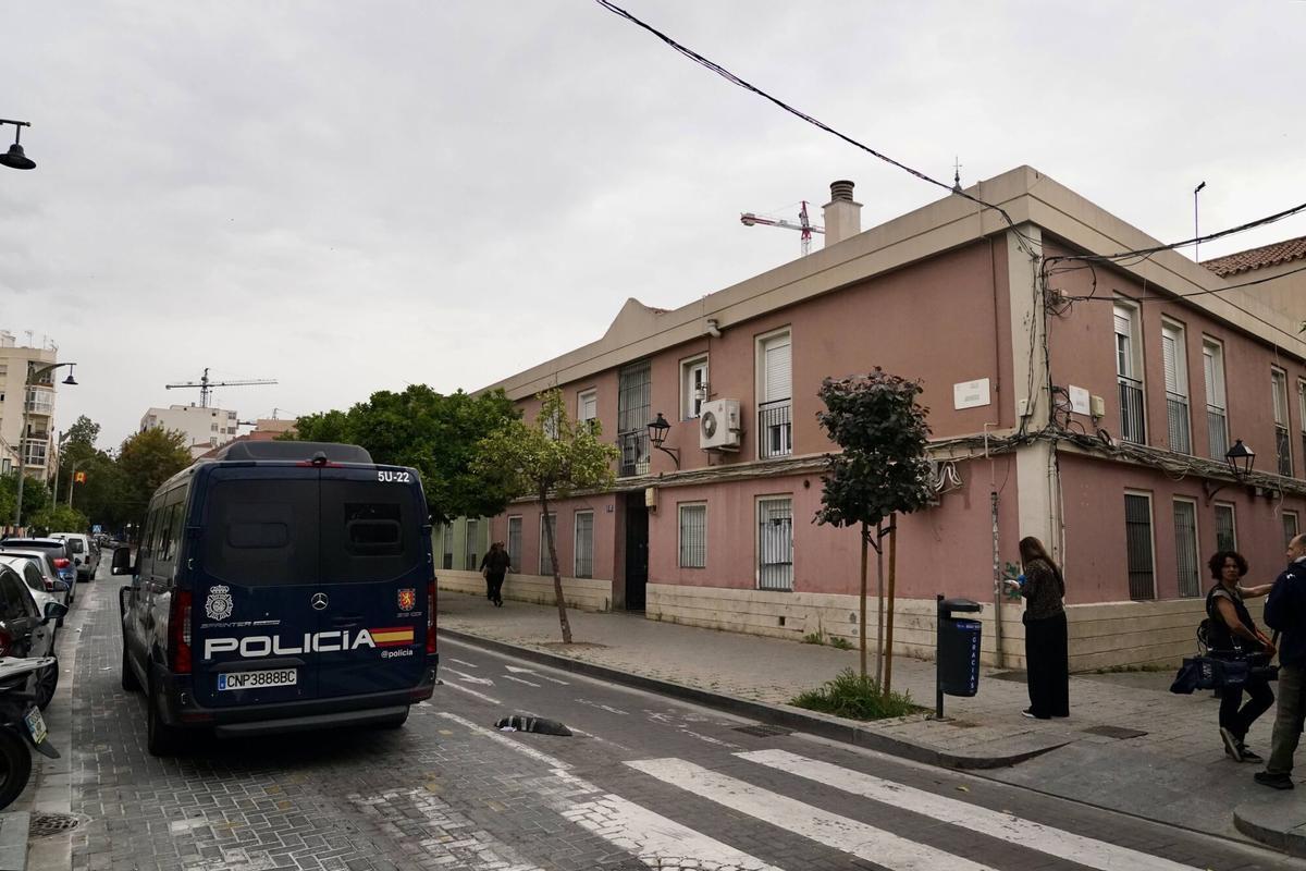 Redada de la Policía Nacional en el barrio de la Trinidad, en calle Jaboneros 18 y Plaza Bravo Redada de la Policía Nacional en el barrio de la Trinidad, en calle Jaboneros 18 y Plaza Bravo