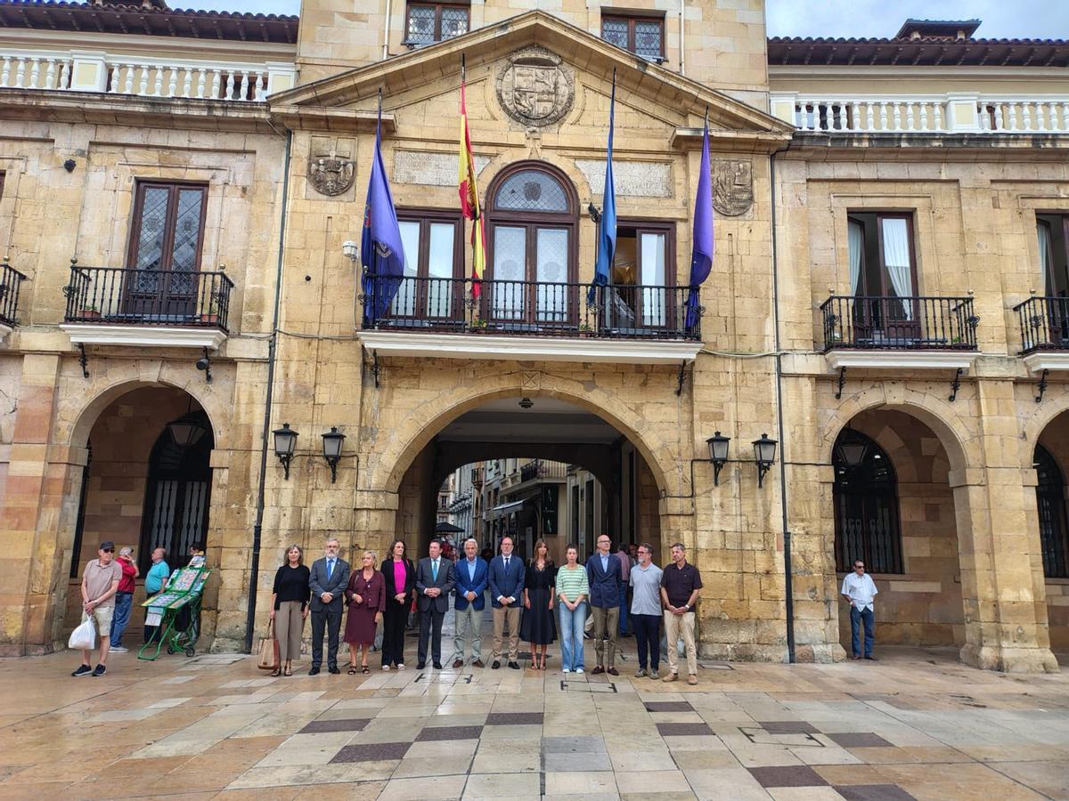 Minuto de silencio, desde el ayuntamiento de Oviedo