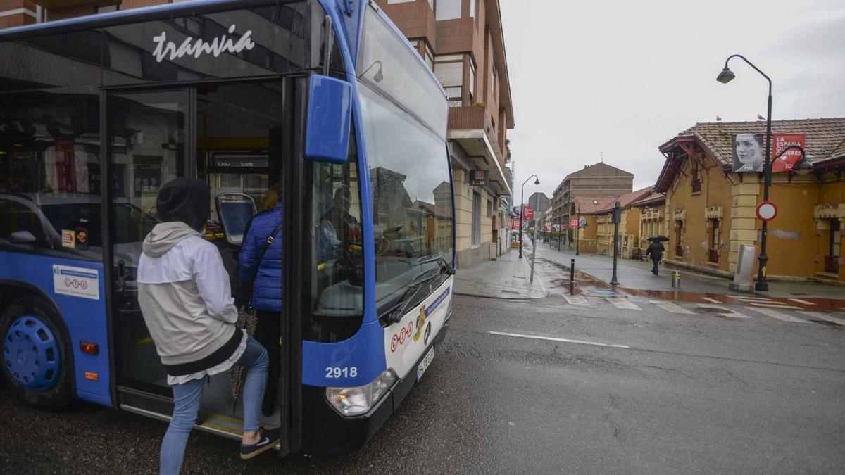 Pasajeros accediendo a un autobús urbano en Piedras Blancas. | María Fuentes