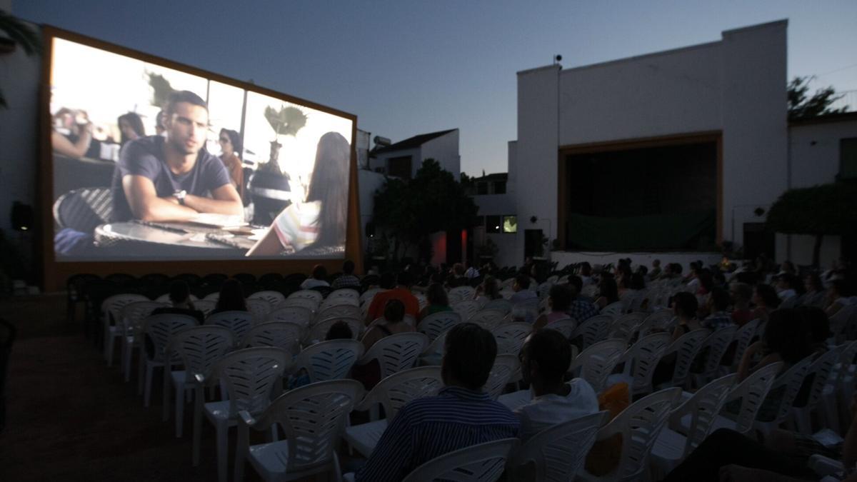 Proyección de una película en el Coliseo San Andrés.