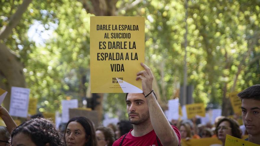 Participantes en la manifestación para pedir un Plan nacional de prevención del suicidio, ayer, en Madrid.  | // JESÚS HELLÍN