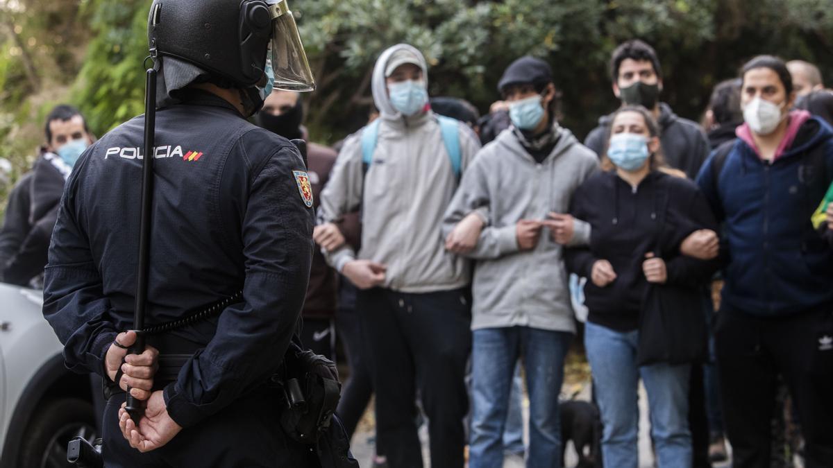 Desalojo y cargas policiales en un casal okupa en Benimaclet