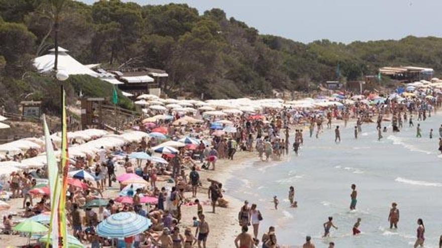 Masificación de la playa de ses Salines a principios del pasado mes de julio.