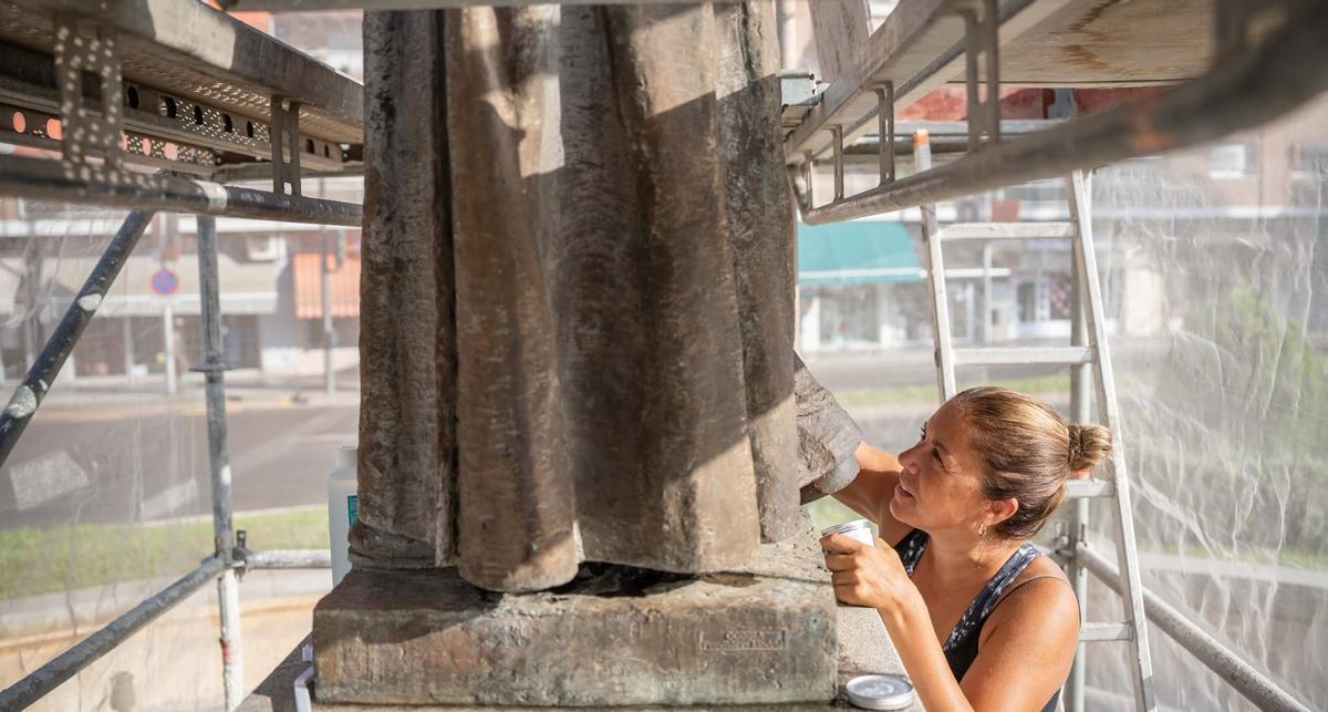 Trabajos de restauración de la escultura al Padre Panero en Mérida.
