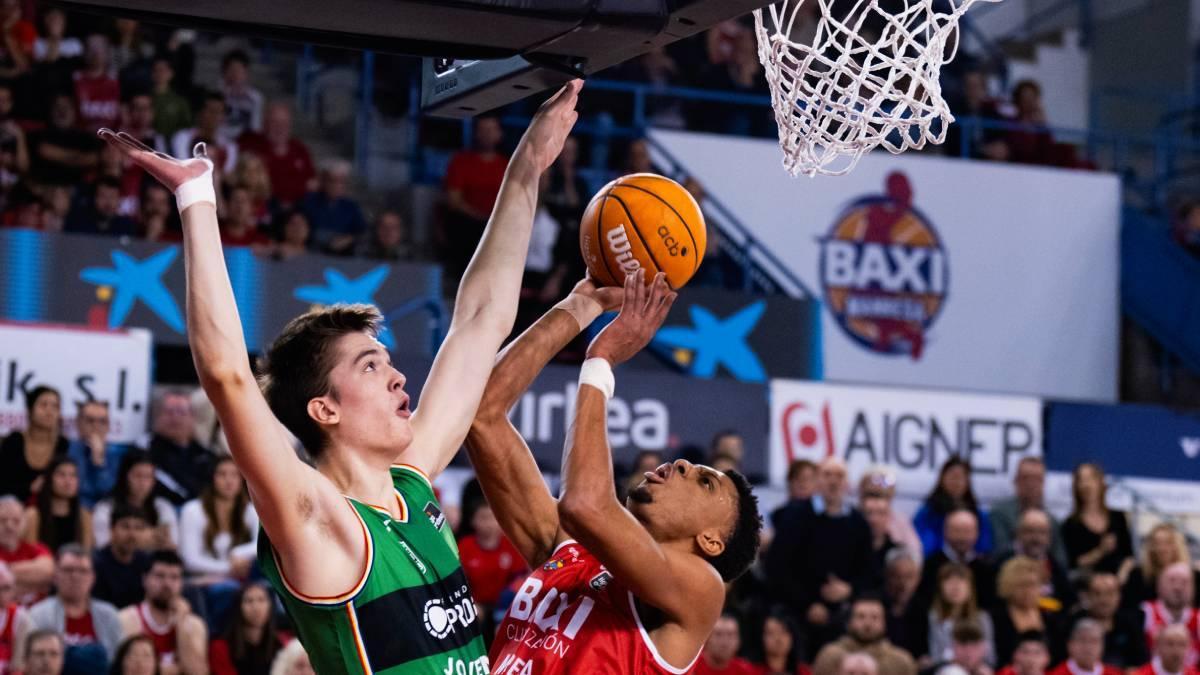 Alston, intentando anotar ante el verdinegro Ruzic