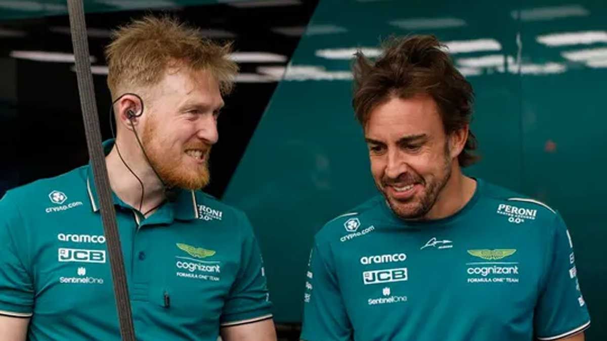 Mike Brown, junto a Fernando Alonso en el box de Aston Martin