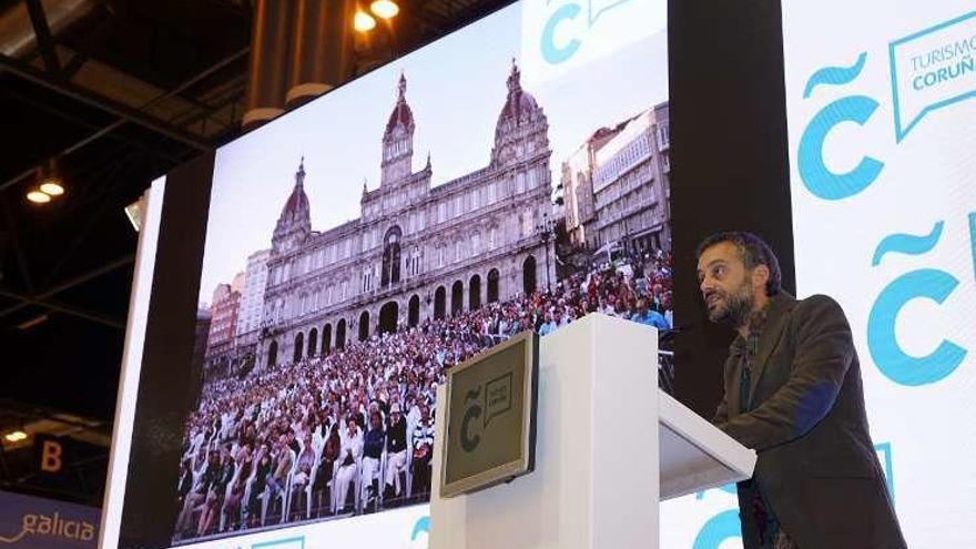 El alcalde, ayer, en Fitur, durante la presentación.