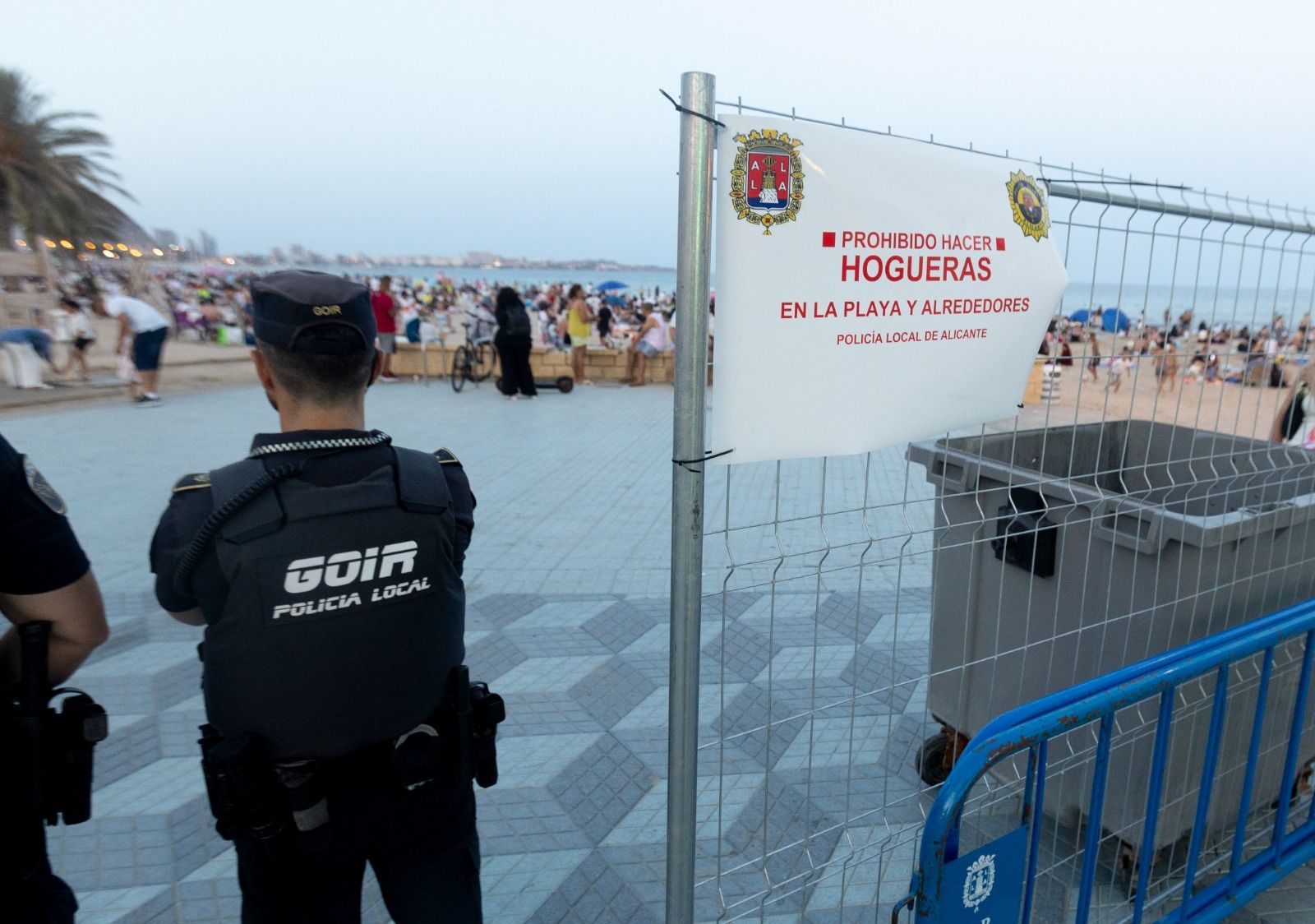 La playa del Postiguet de Alicante en la noche de San Juan