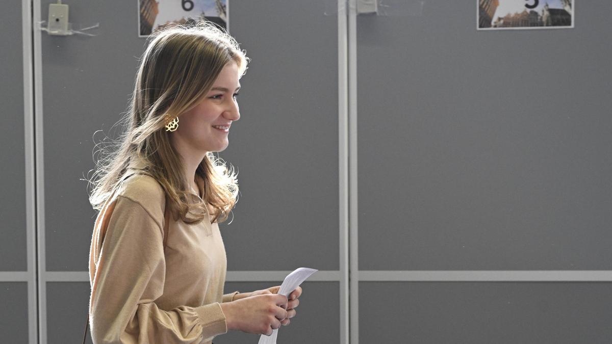 La princesa heredera belga Elisabeth emite su voto en un colegio electoral durante las elecciones generales, regionales y al Parlamento Europeo belgas en el distrito de Laeken de Bruselas, Bélgica, el 9 de junio de 2024.