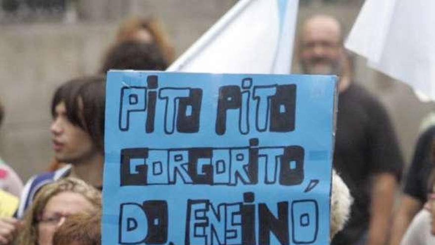 Manifestantes contra la ampliación de la carga docente, en Santiago. / j.l