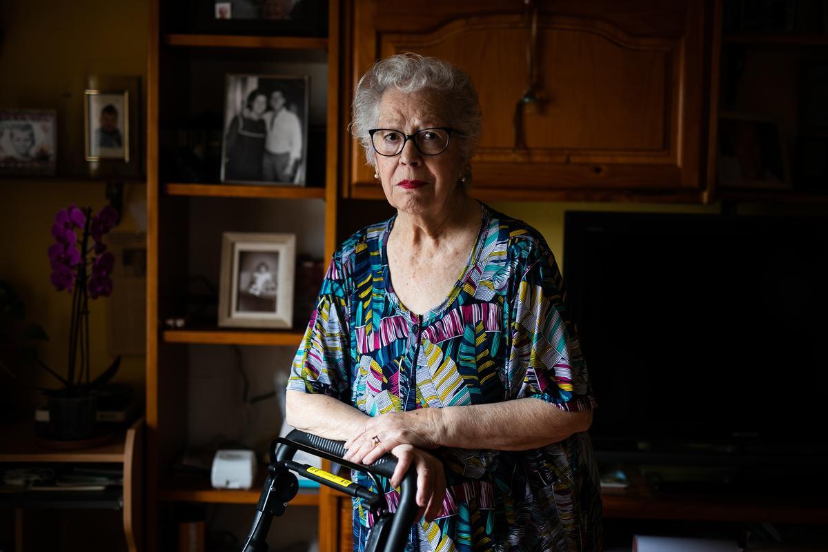 Ginesa Navarro, de 81 años, en su domicilio de Santa Coloma de Gramenet.