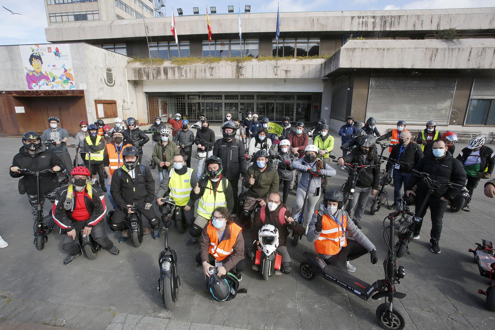 Medio centenar de personas se concentran en Vigo contra la "sobrerregulación" de Vehículos de Movilidad Personal