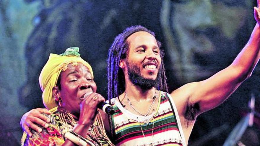 Rita y Ziggy Marley, esposa e hijo de Bob Marley, durante su actuación del martes en el Rototom Sunsplash.