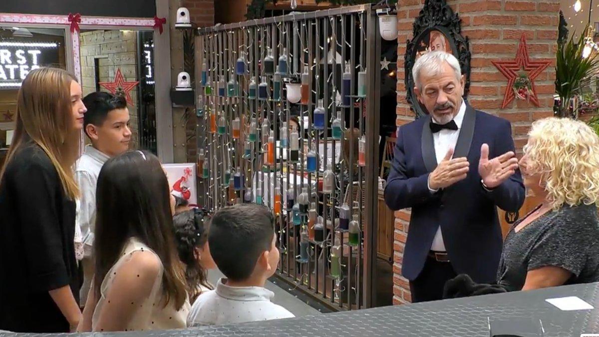 Carlos Sobera con Carmen y sus nietos en 'First Dates'