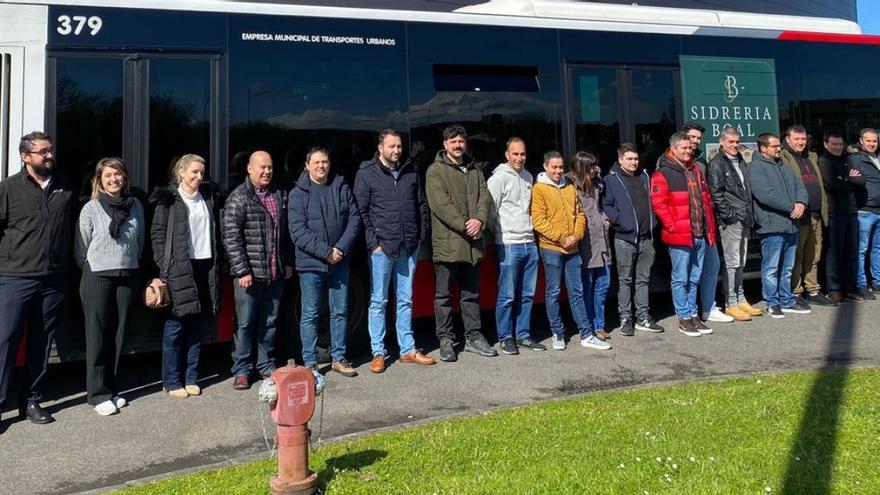 Los nuevos conductores de Emtusa, junto a uno de los autobuses de la empresa municipal.