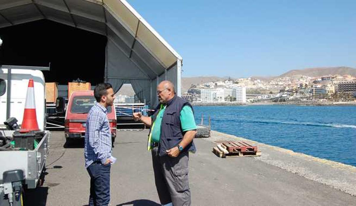 El concejal Maicol Santana, (izquierda), ayer mientras ultimaba los preparativos del concierto en Arguineguín.